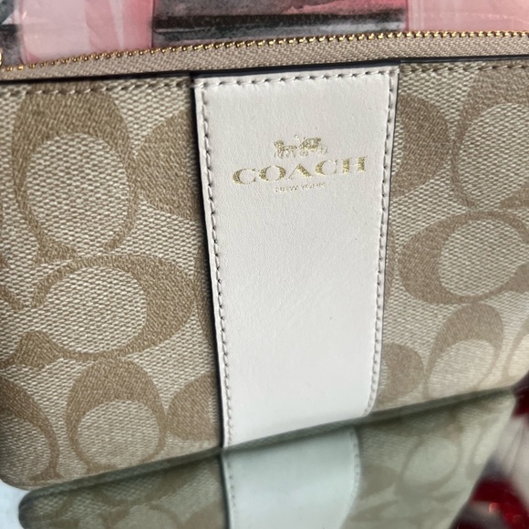 Coach signature. Beige and  white leather zip round wristlet - Picture 5 of 11
